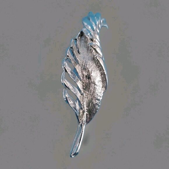 Gerry's Single Feather  Brooch Signed Textured Silver Tone Filigree Pin Vintage - Picture 1 of 7